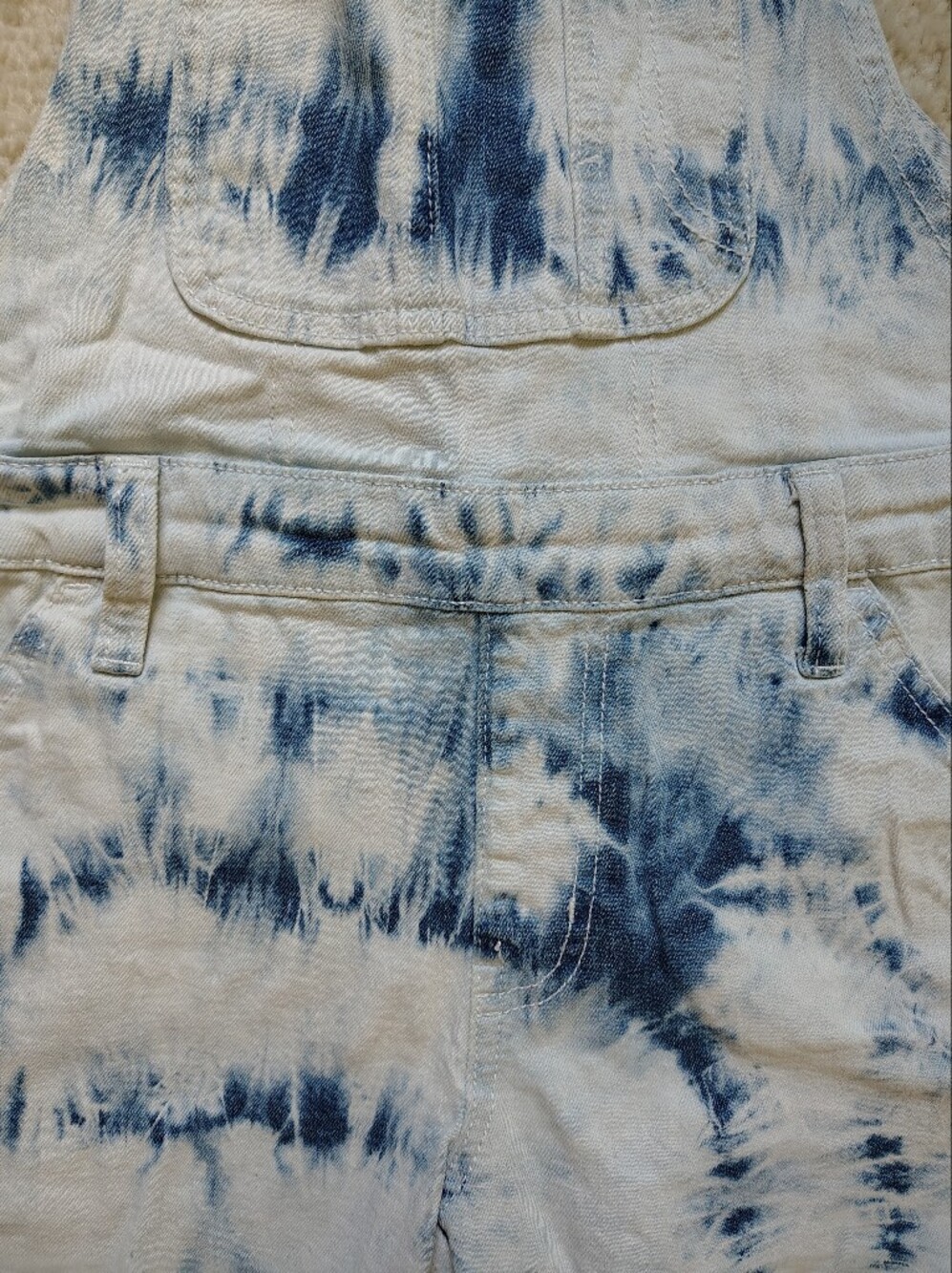 No Boundaries Women's Medium Tie-Dye Denim Short Overalls in White & Blue - Picture 4 of 10